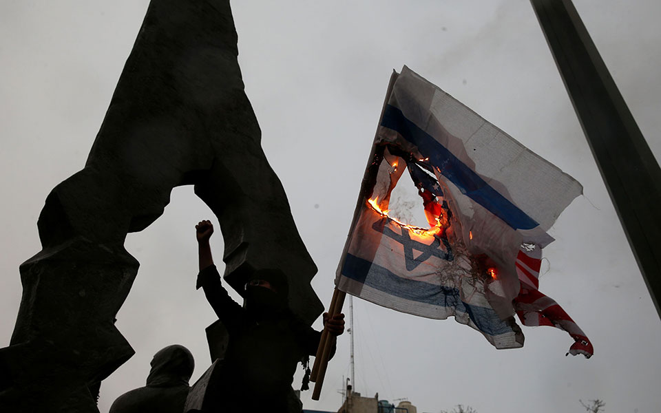 Tεχεράνη: Χιλιάδες Ιρανοί στους δρόμους ζητούν εκδίκηση για τον θάνατο του Σουλεϊμανί-3