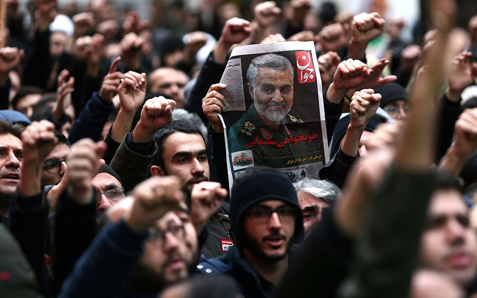 Tεχεράνη: Χιλιάδες Ιρανοί στους δρόμους ζητούν εκδίκηση για τον θάνατο του Σουλεϊμανί-2