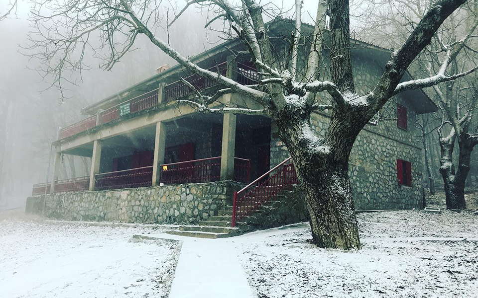 Θεσσαλονίκη: Πέπλο χιονιού στον Χορτιάτη με την έλευση του «Ηφαιστίωνα» (φωτογραφίες)-2