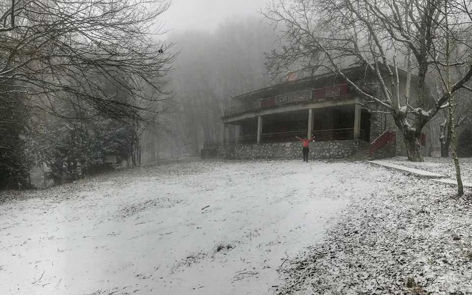Θεσσαλονίκη: Πέπλο χιονιού στον Χορτιάτη με την έλευση του «Ηφαιστίωνα» (φωτογραφίες)-1