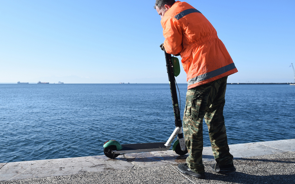 «Ψάρεμα» ηλεκτρικών πατινιών από το λιμάνι της Θεσσαλονίκης (βίντεο – φωτογραφίες)-2