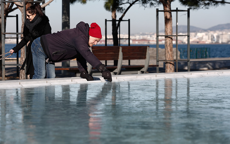 Πάγωσε το σιντριβάνι στην παραλία της Θεσσαλονίκης (φωτογραφίες)-2