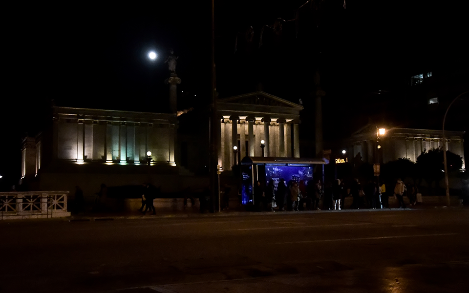 Εντυπωσιακή με έκλειψη παρασκιάς η πρώτη πανσέληνος του 2020 (φωτογραφίες)-1