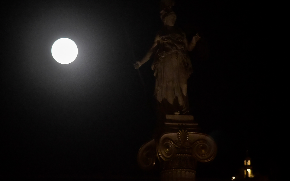 Εντυπωσιακή με έκλειψη παρασκιάς η πρώτη πανσέληνος του 2020 (φωτογραφίες)-2