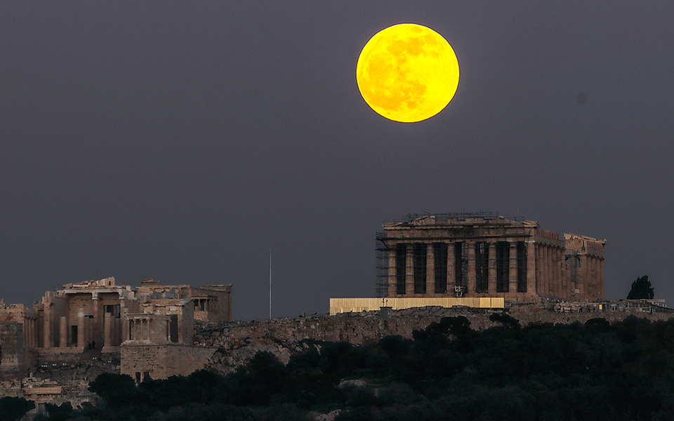 Εντυπωσιακή με έκλειψη παρασκιάς η πρώτη πανσέληνος του 2020 (φωτογραφίες)-4