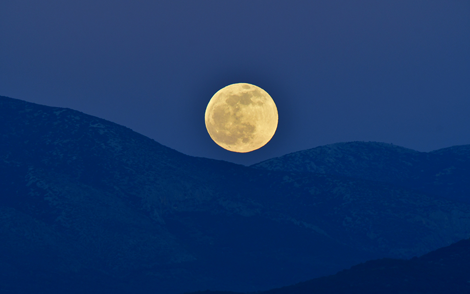 Εντυπωσιακή με έκλειψη παρασκιάς η πρώτη πανσέληνος του 2020 (φωτογραφίες)-6
