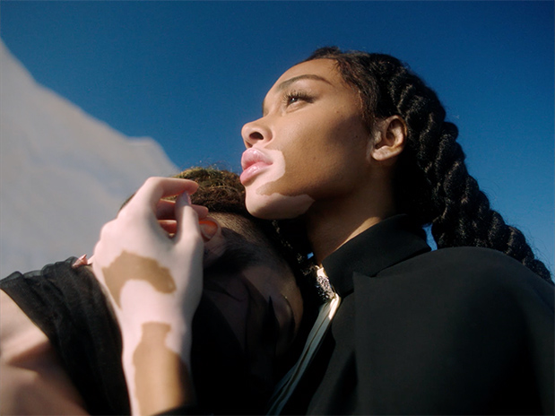 Ο Βασίλης Κεκάτος φωτογραφίζει τη Winnie Harlow για τη Vogue Greece-1