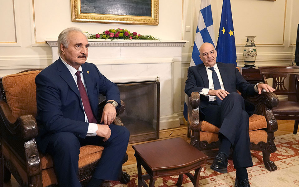 Συναντήσεις Χαφτάρ με Μητσοτάκη – Δένδια: Τι ζητά η Αθήνα από τον Λίβυο στρατάρχη και τη Γερμανία-1