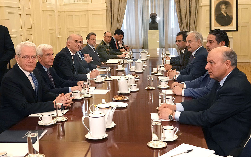 Συναντήσεις Χαφτάρ με Μητσοτάκη – Δένδια: Τι ζητά η Αθήνα από τον Λίβυο στρατάρχη και τη Γερμανία-2