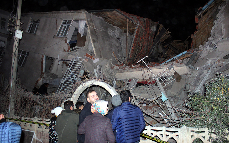 Τριάντα εγκλωβισμένοι στα ερείπια του Ελαγίζ, φόβοι για ισχυρό μετασεισμό-2