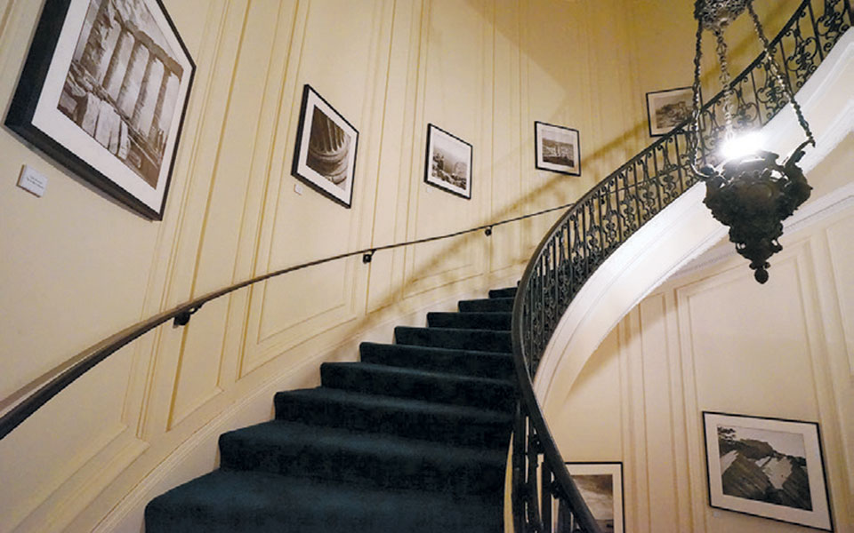 Ρόμπερτ Μακέιμπ, ένας πρέσβης της ελληνικής ομορφιάς πολιτογραφήθηκε τιμητικά Ελληνας-1