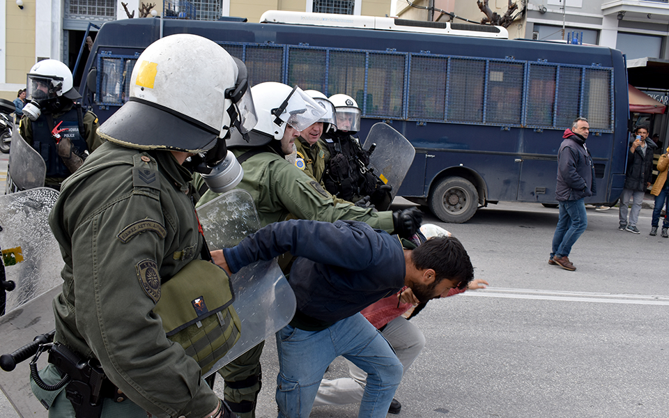 Εκρηκτική η κατάσταση στη Μυτιλήνη – Νέα συγκέντρωση αιτούντων άσυλο-1