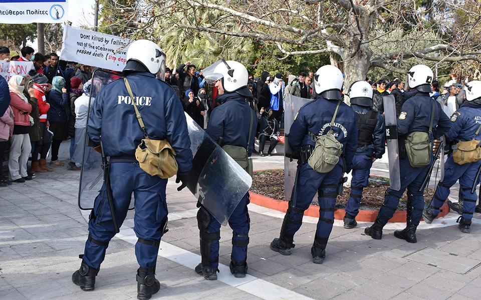 Εκρηκτική η κατάσταση στη Μυτιλήνη – Νέα συγκέντρωση αιτούντων άσυλο-3