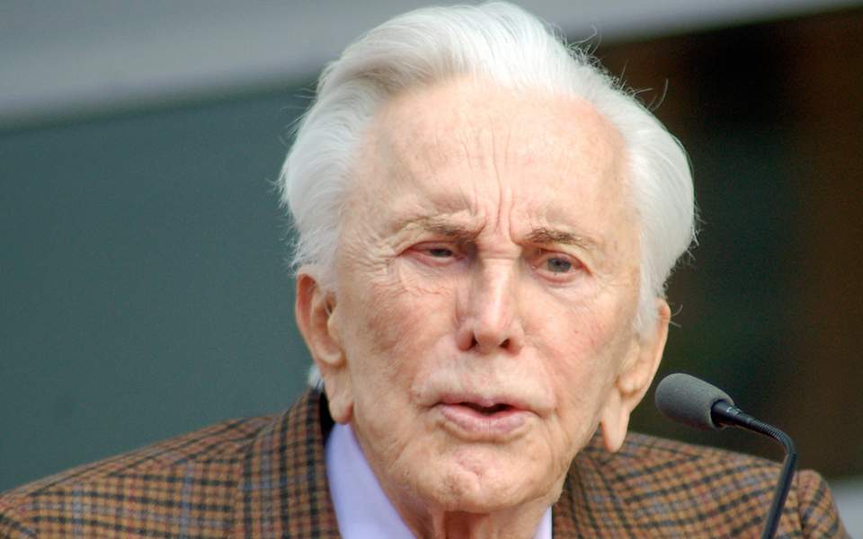 Εφυγε από τη ζωή ο θρυλικός Κερκ Ντάγκλας-1