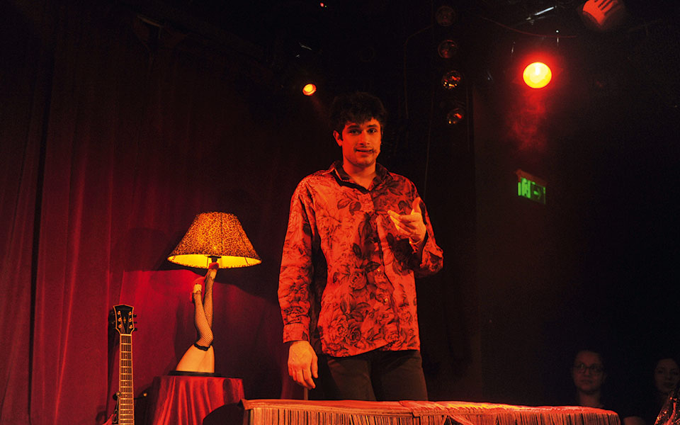 Είναι ο Γιάννης Νιάρρος ο πιο ταλαντούχος ηθοποιός της γενιάς του;-1