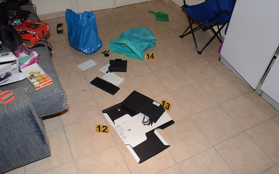 Εντοπίστηκε το κρησφύγετο του «τοξοβόλου» – Φωτογραφίες από τα ευρήματα-3