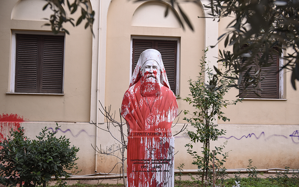 Δύο συλλήψεις για τον βανδαλισμό της Μητρόπολης Θεσσαλονίκης-1
