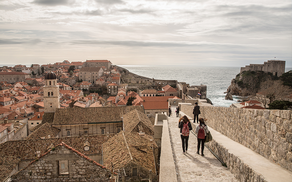 ΤΑΞΙΔΙΑ, αυτή την Κυριακή με την Καθημερινή περιηγούμαστε στο οροπέδιο του Φενεού και περπατάμε στα τείχη του Ντουμπρόβνικ-4