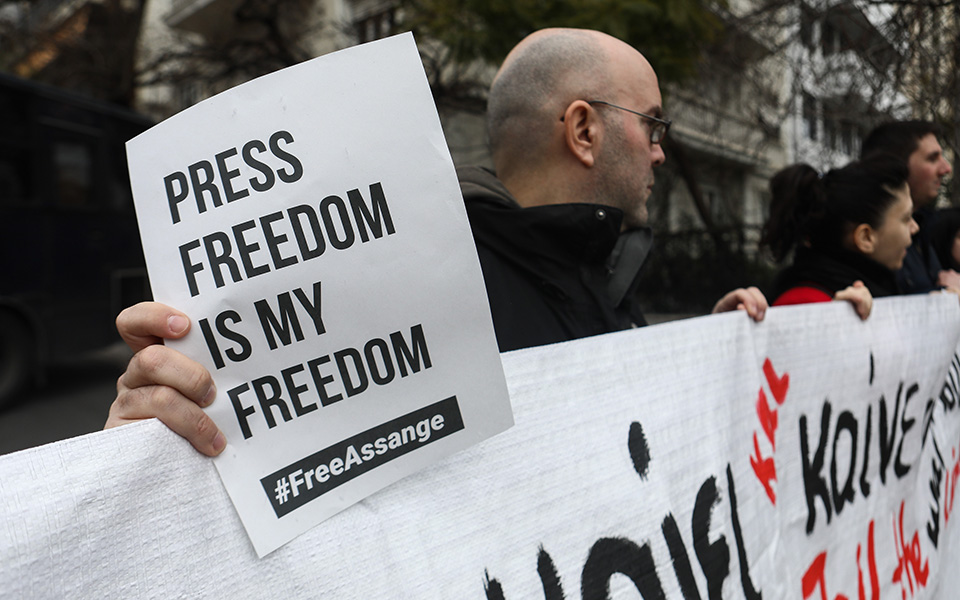 Συγκέντρωση υπέρ του Τζούλιαν Ασάνζ έξω από τη βρετανική πρεσβεία στο Κολωνάκι (φωτογραφίες)-2