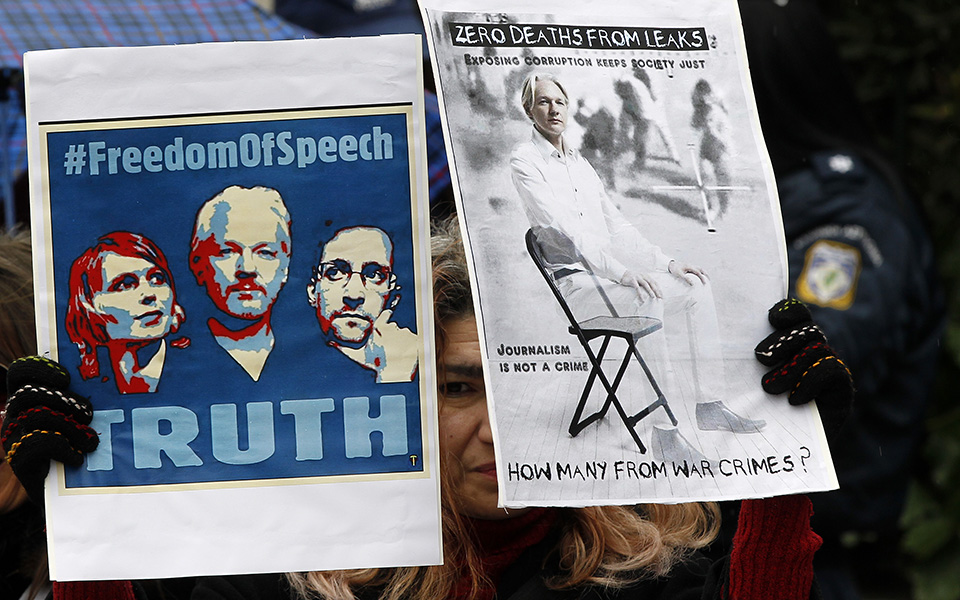 Συγκέντρωση υπέρ του Τζούλιαν Ασάνζ έξω από τη βρετανική πρεσβεία στο Κολωνάκι (φωτογραφίες)-4