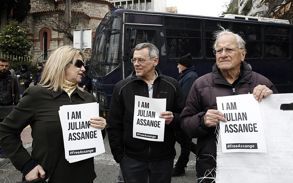 Συγκέντρωση υπέρ του Τζούλιαν Ασάνζ έξω από τη βρετανική πρεσβεία στο Κολωνάκι (φωτογραφίες)-1