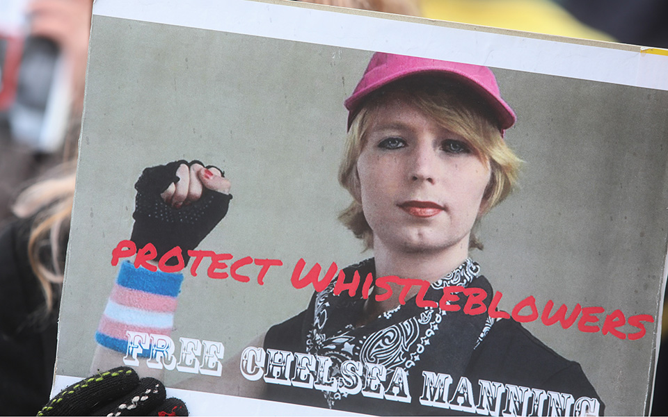 Συγκέντρωση υπέρ του Τζούλιαν Ασάνζ έξω από τη βρετανική πρεσβεία στο Κολωνάκι (φωτογραφίες)-3