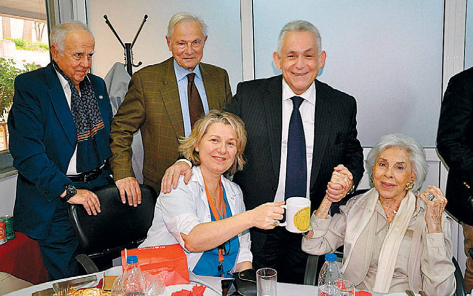 Η Αλίκη Περρωτή συνεχίζει το φιλανθρωπικό της έργο στη δημόσια περίθαλψη-2