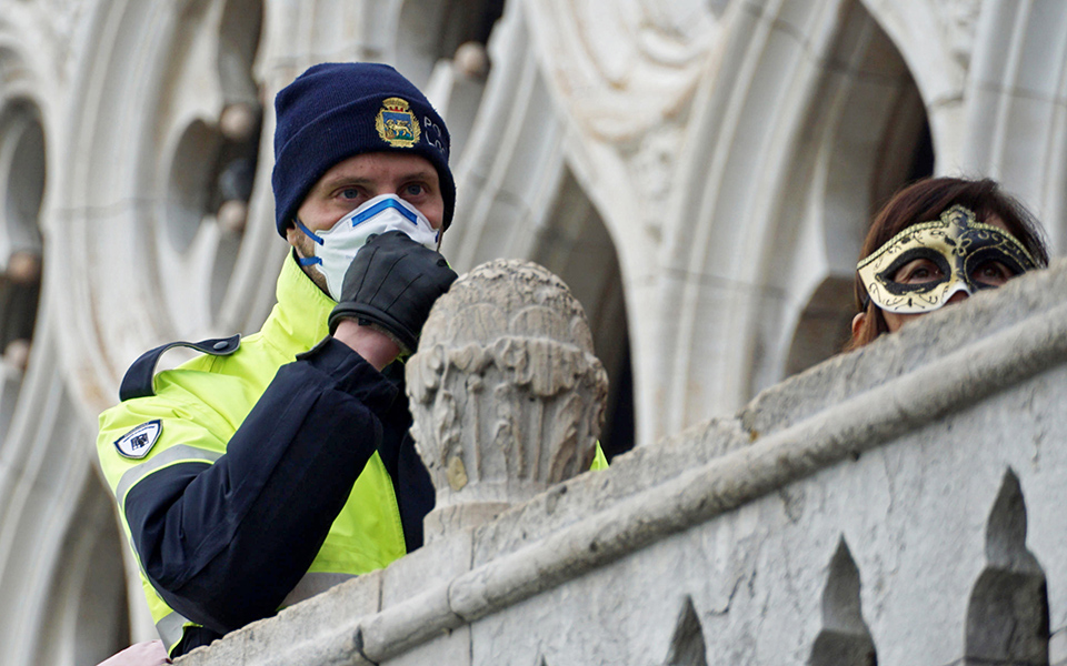 Τρίτος νεκρός από τον κορωνοϊό στην Ιταλία – Σταματά το καρναβάλι της Βενετίας-3