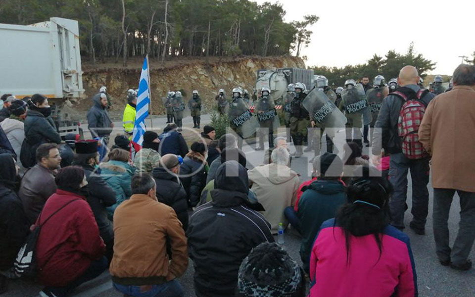 Σκηνικό «πολέμου» για τα κλειστά κέντρα – Νέα επεισόδια στη Λέσβο (φωτογραφίες – βίντεο)-2