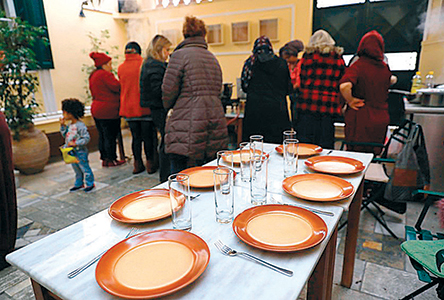 Eνα διαφορετικό βιβλίο μαγειρικής με γεύσεις και αρώματα αλληλεγγύης-2