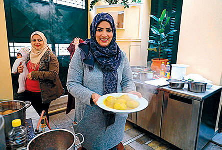 Eνα διαφορετικό βιβλίο μαγειρικής με γεύσεις και αρώματα αλληλεγγύης-1