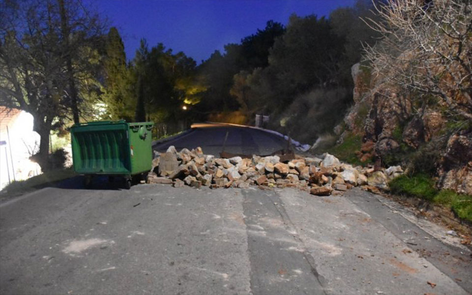 Σκηνικό «πολέμου» για τα κλειστά κέντρα – Νέα επεισόδια στη Λέσβο (φωτογραφίες – βίντεο)-4