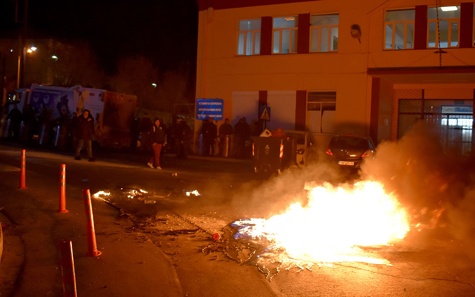 Σκηνικό «πολέμου» για τα κλειστά κέντρα – Νέα επεισόδια στη Λέσβο (φωτογραφίες – βίντεο)-3