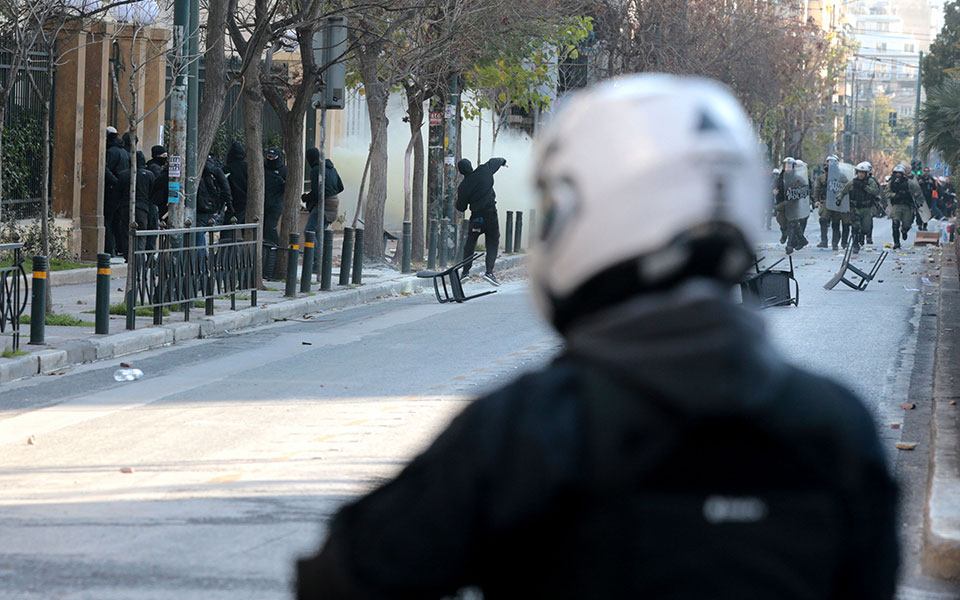 Πέντε προσαγωγές ύστερα από τα επεισόδια στην ΑΣΟΕΕ-2