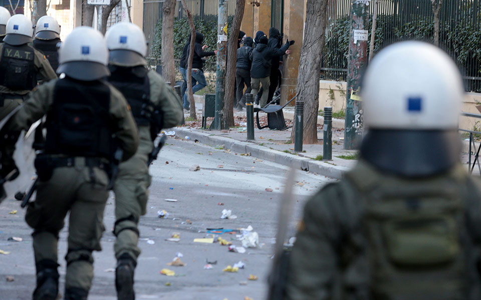 Πέντε προσαγωγές ύστερα από τα επεισόδια στην ΑΣΟΕΕ-4