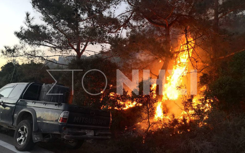 Σκηνικό «πολέμου» για τα κλειστά κέντρα – Νέα επεισόδια στη Λέσβο (φωτογραφίες – βίντεο)-1