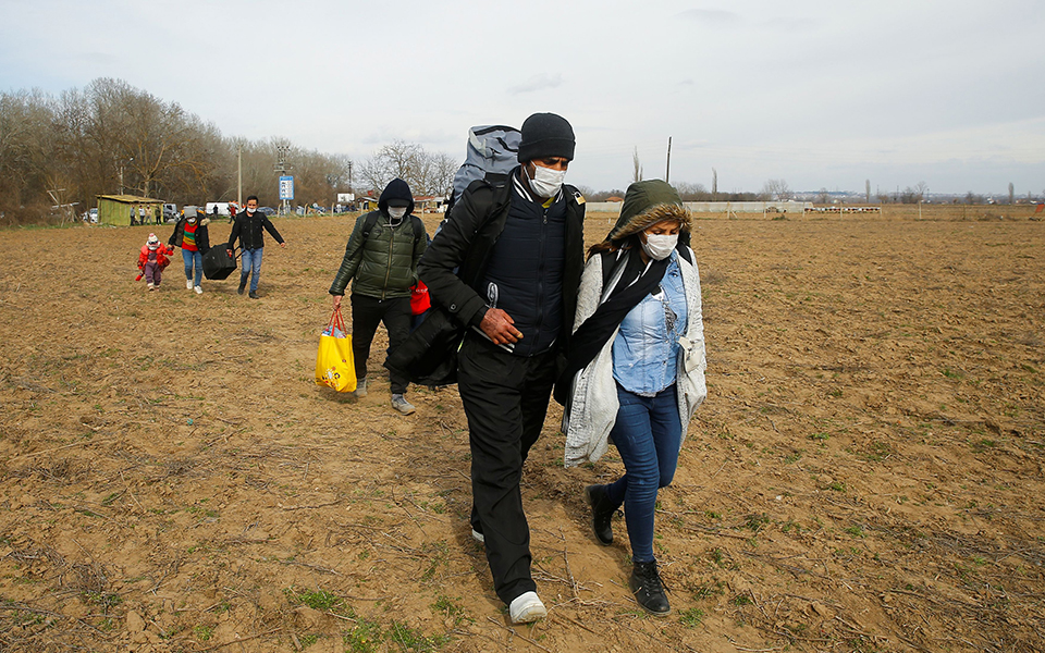 Μαζικές αφίξεις μεταναστών στα σύνορα στον Έβρο – Λέμβοι σε Σάμο και Λέσβο (φωτογραφίες)-1