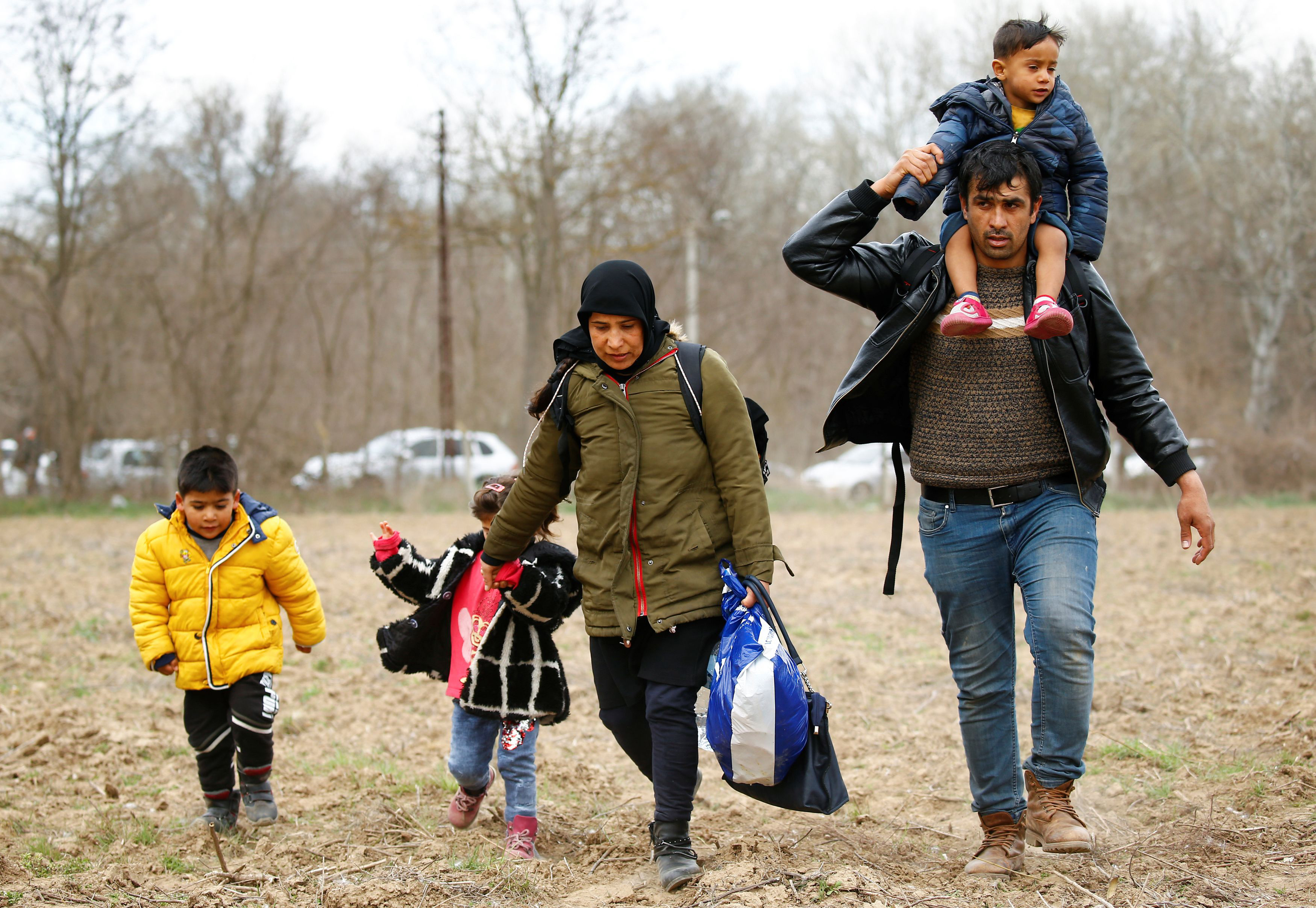 Μαζικές αφίξεις μεταναστών στα σύνορα στον Έβρο – Λέμβοι σε Σάμο και Λέσβο (φωτογραφίες)-3