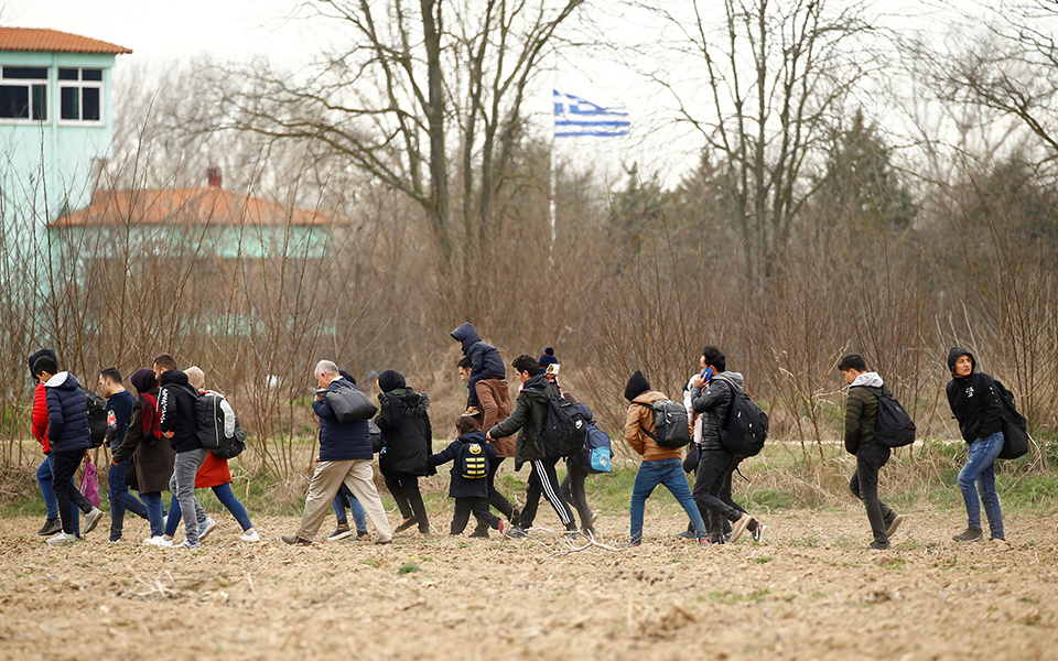 Μαζικές αφίξεις μεταναστών στα σύνορα στον Έβρο – Λέμβοι σε Σάμο και Λέσβο (φωτογραφίες)-2
