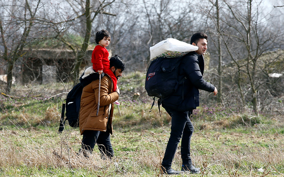 Μαζικές αφίξεις μεταναστών στα σύνορα στον Έβρο – Λέμβοι σε Σάμο και Λέσβο (φωτογραφίες)-4