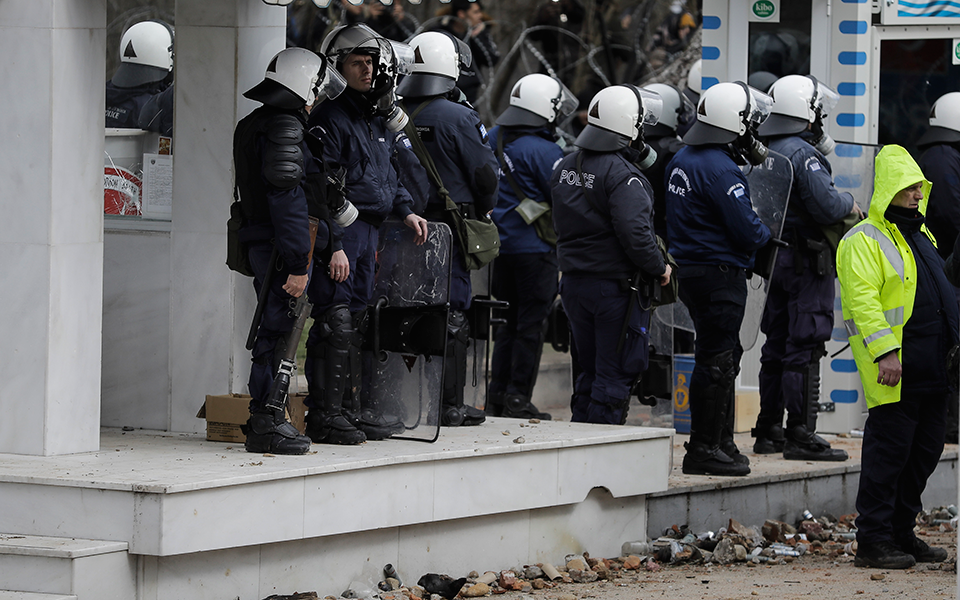 Κλιμακώνεται η πίεση στο ποτάμι του Εβρου – Νέος γύρος επεισοδίων μεταξύ αστυνομικών και μεταναστών στις Καστανιές-1