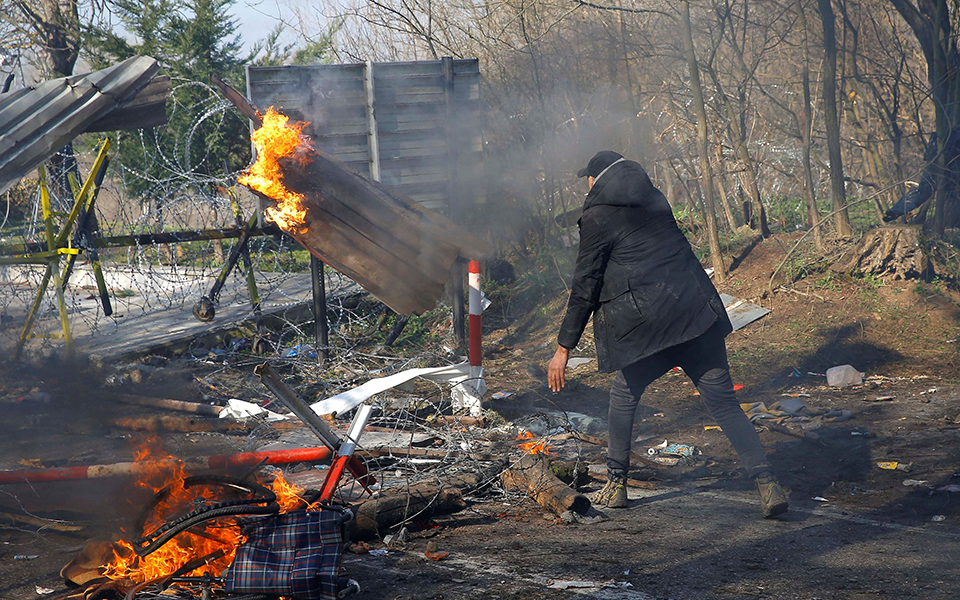 Κλιμακώνεται η πίεση στο ποτάμι του Εβρου – Νέος γύρος επεισοδίων μεταξύ αστυνομικών και μεταναστών στις Καστανιές-6