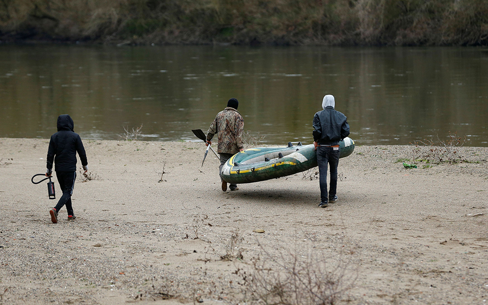 Σε συναγερμό οι αρχές για να αποτρέψουν «εισβολή» μεταναστών – Ενισχύονται οι δυνάμεις της ΕΛΑΣ στον Εβρο-6