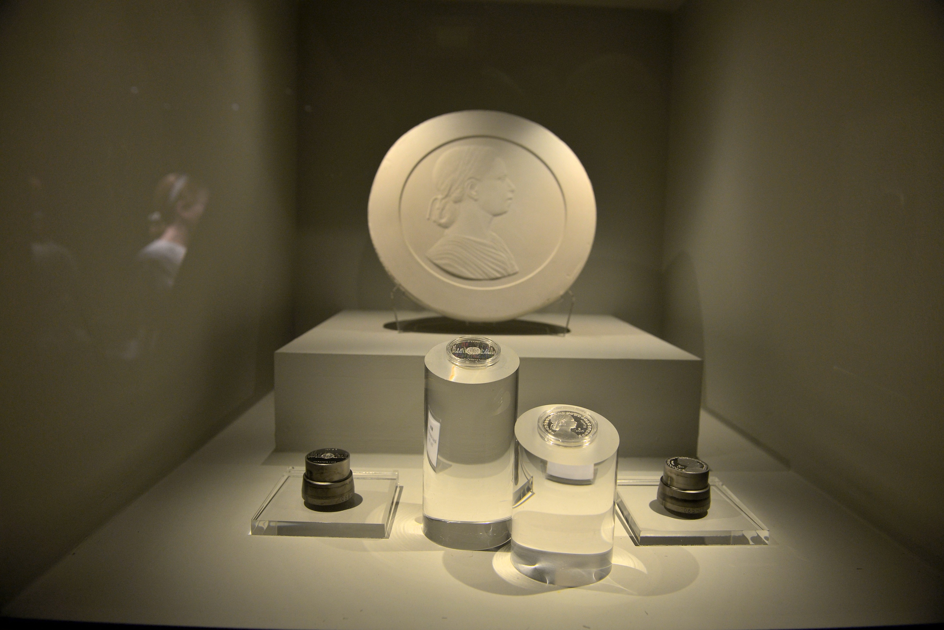 Ενα συλλεκτικό νόμισμα και μια έκθεση από την ΤτΕ μάς συστήνει μια Αθηναία έφηβη 2.500 ετών-2