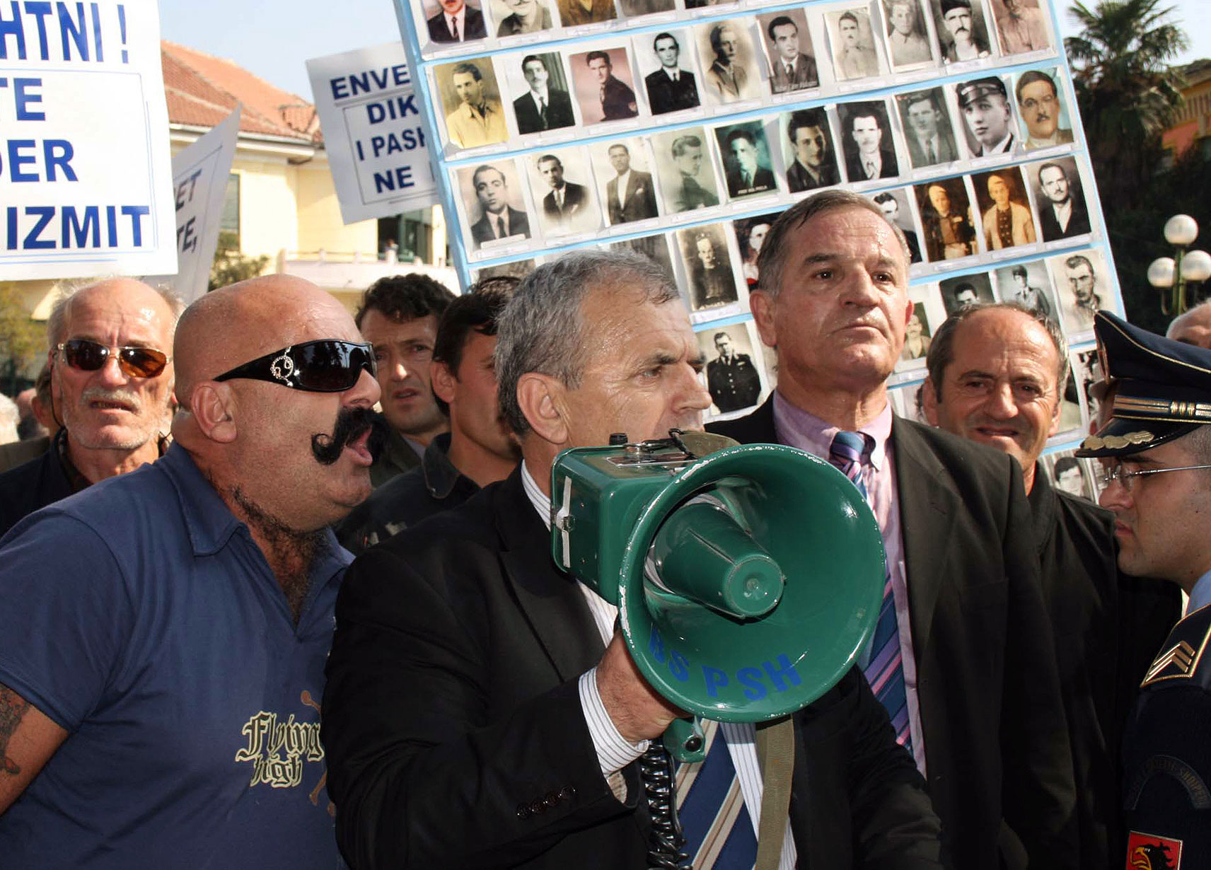 Συνομιλώντας με τη «μαύρη χήρα των Βαλκανίων»: Μία αδημοσίευτη συνέντευξη της χήρας του Ενβέρ Χότζα στην «Κ»-3