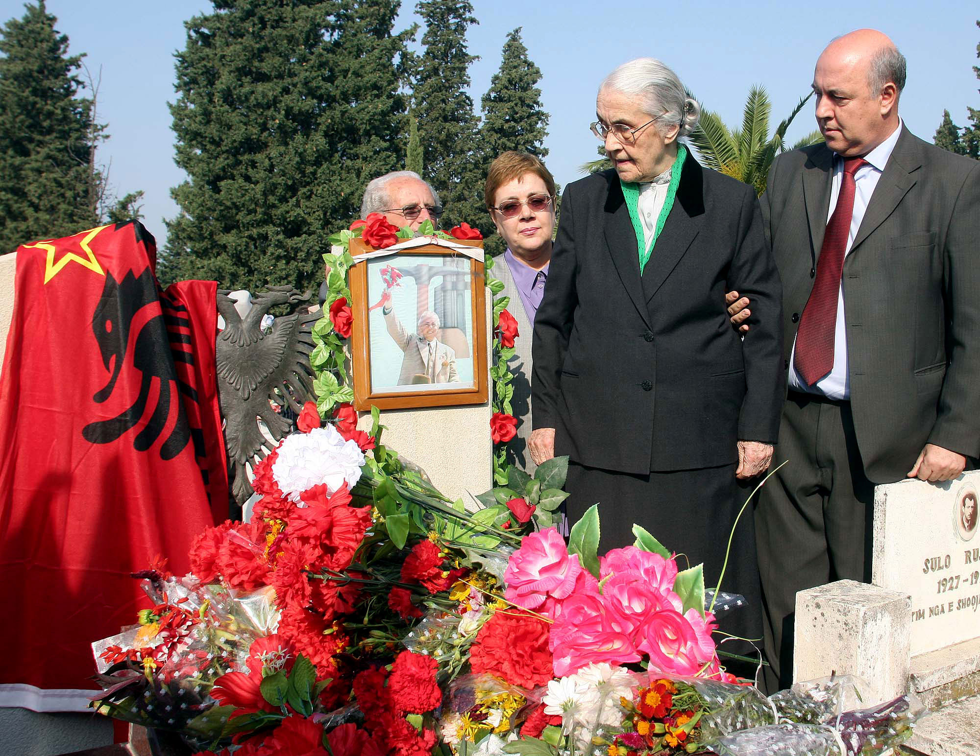 Συνομιλώντας με τη «μαύρη χήρα των Βαλκανίων»: Μία αδημοσίευτη συνέντευξη της χήρας του Ενβέρ Χότζα στην «Κ»-2
