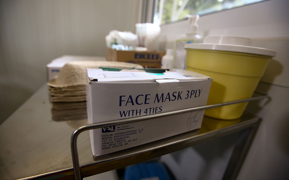 Isolation boxes λόγω κορωνοϊού σε νοσοκομεία της χώρας – Στα 31 τα κρούσματα-2