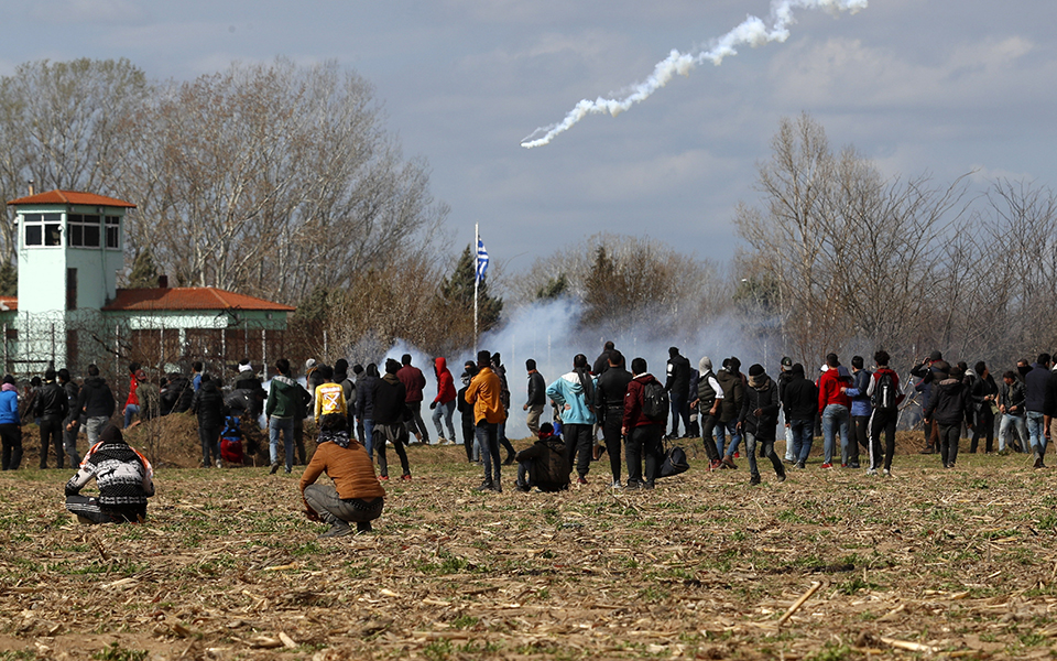 Εβρος: Με αμείωτη ένταση τα επεισόδια στα σύνορα – Χημικά και δακρυγόνα από την τουρκική πλευρά (βίντεο)-1