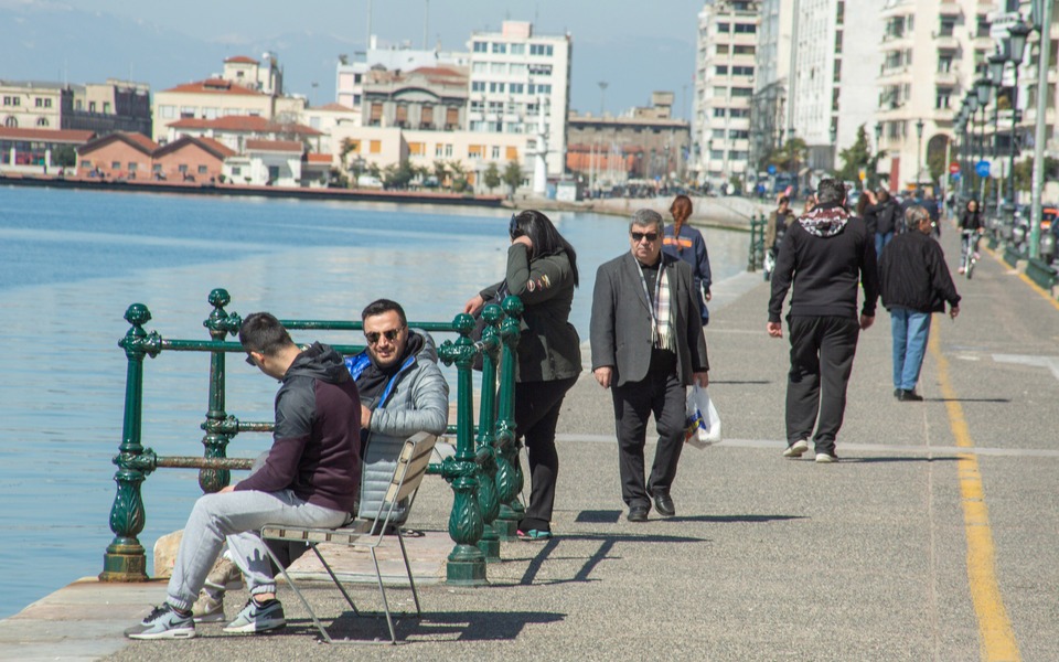 Οι Θεσσαλονικείς δεν μένουν σπίτι: Γεματή κόσμο σήμερα η παραλία (φωτογραφίες)-2