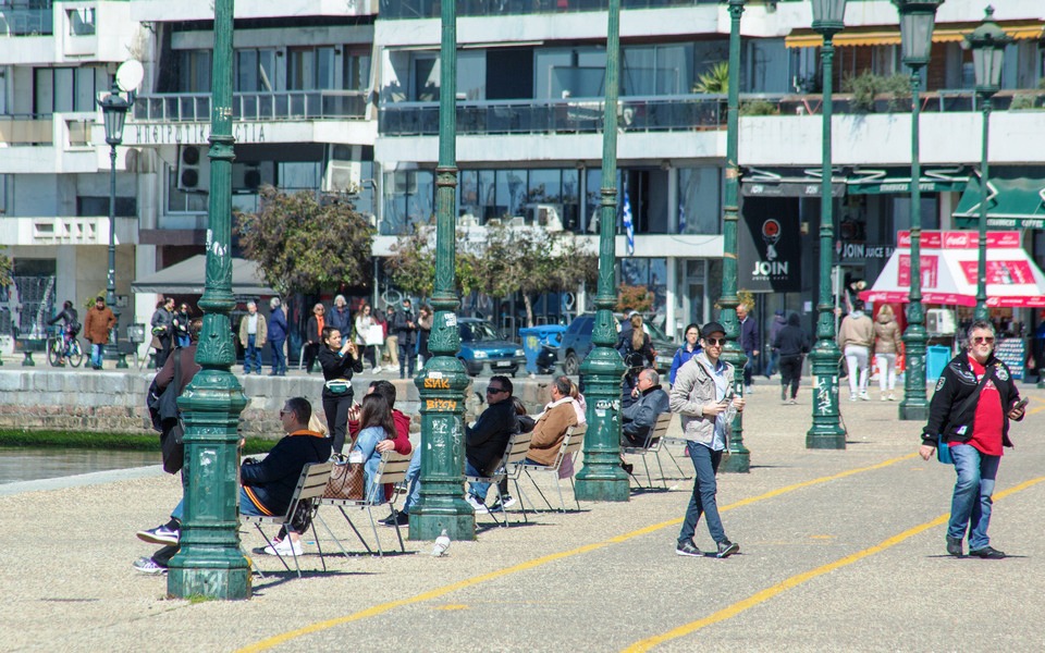 Οι Θεσσαλονικείς δεν μένουν σπίτι: Γεματή κόσμο σήμερα η παραλία (φωτογραφίες)-4